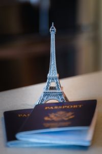 passeport-devant-figurine-tour-eiffel